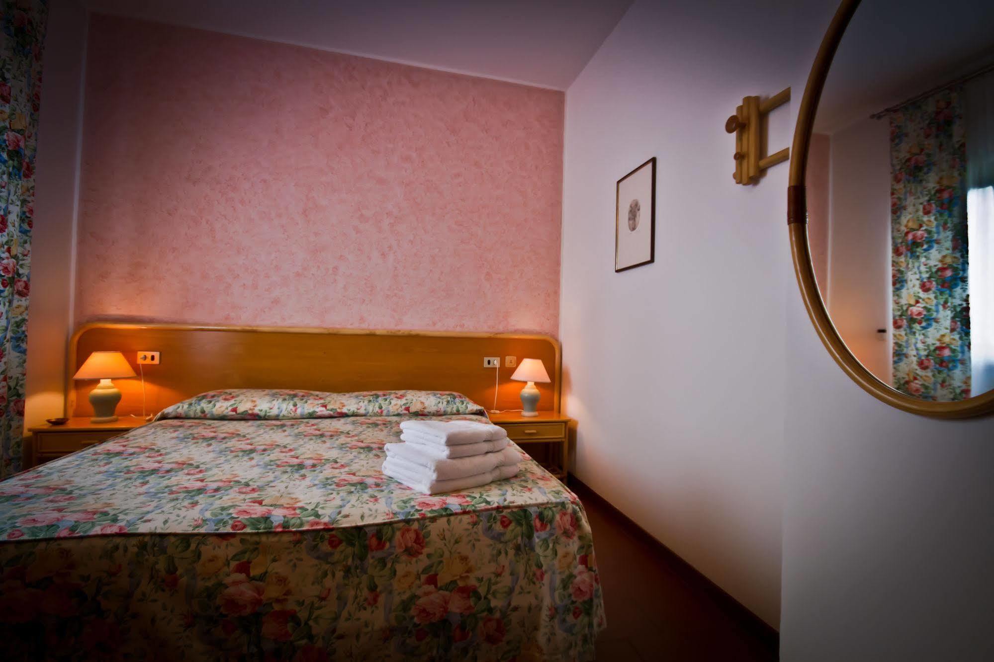Villa Phoenix Riva del Garda Esterno foto