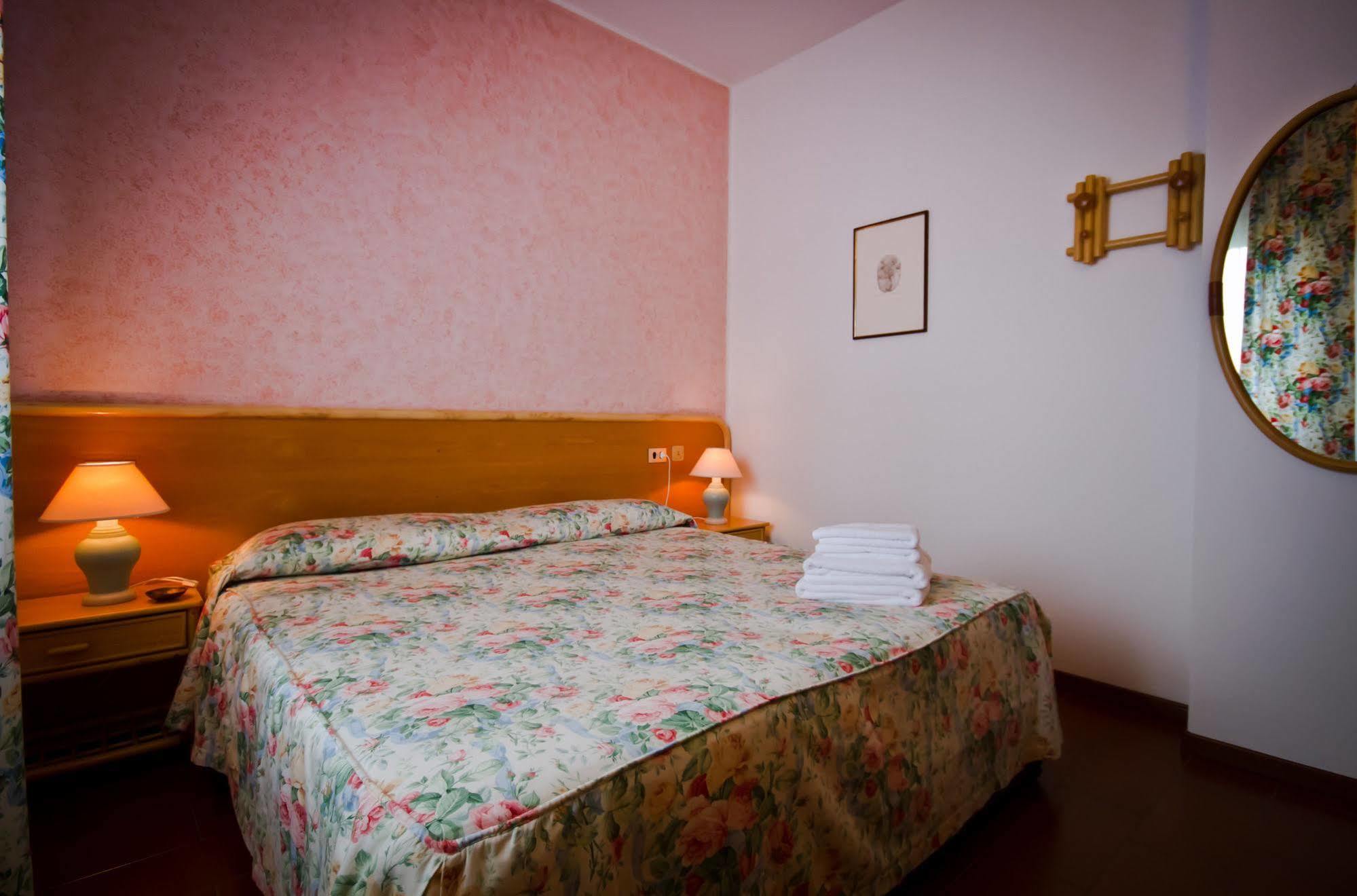 Villa Phoenix Riva del Garda Esterno foto